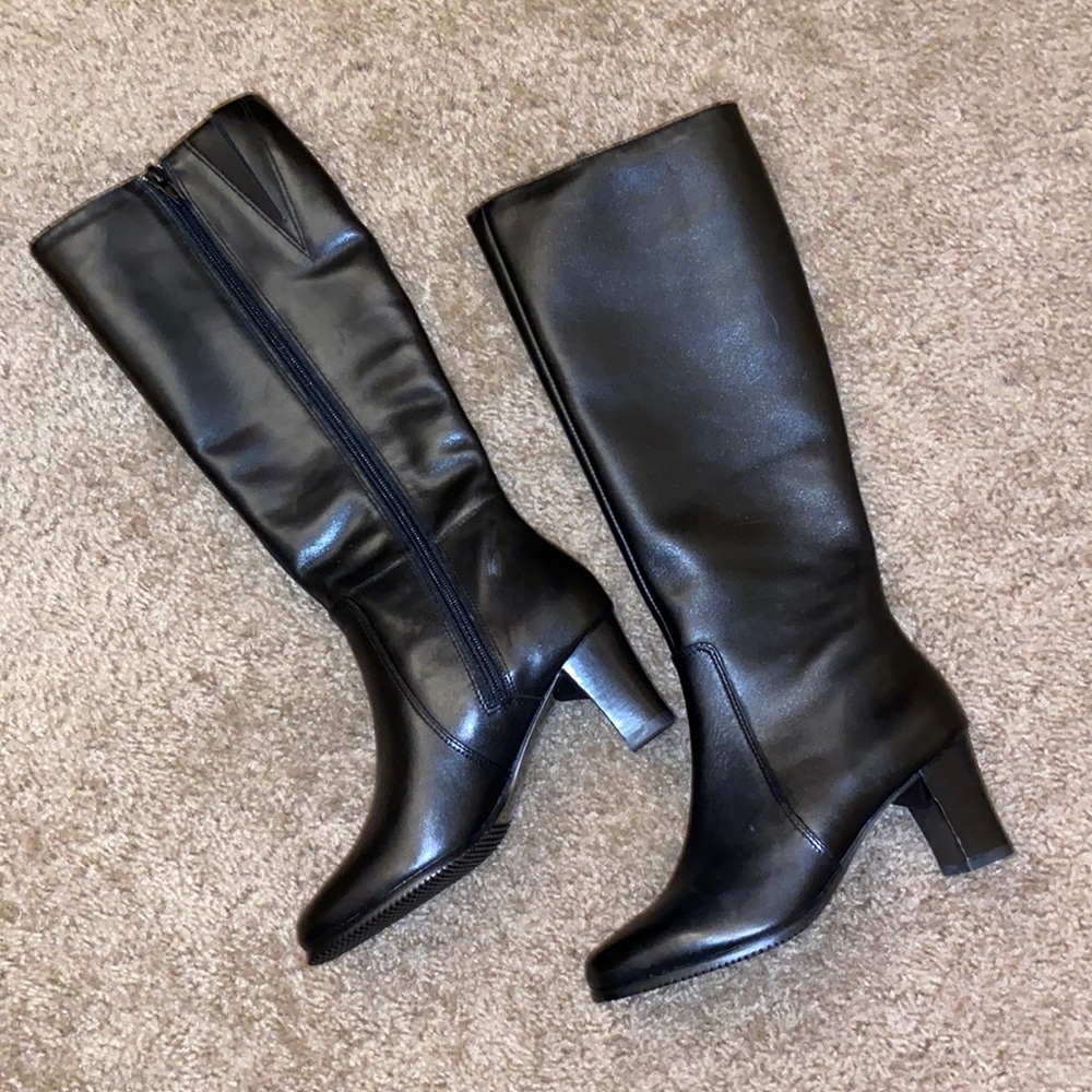 Little girls boots size 1y